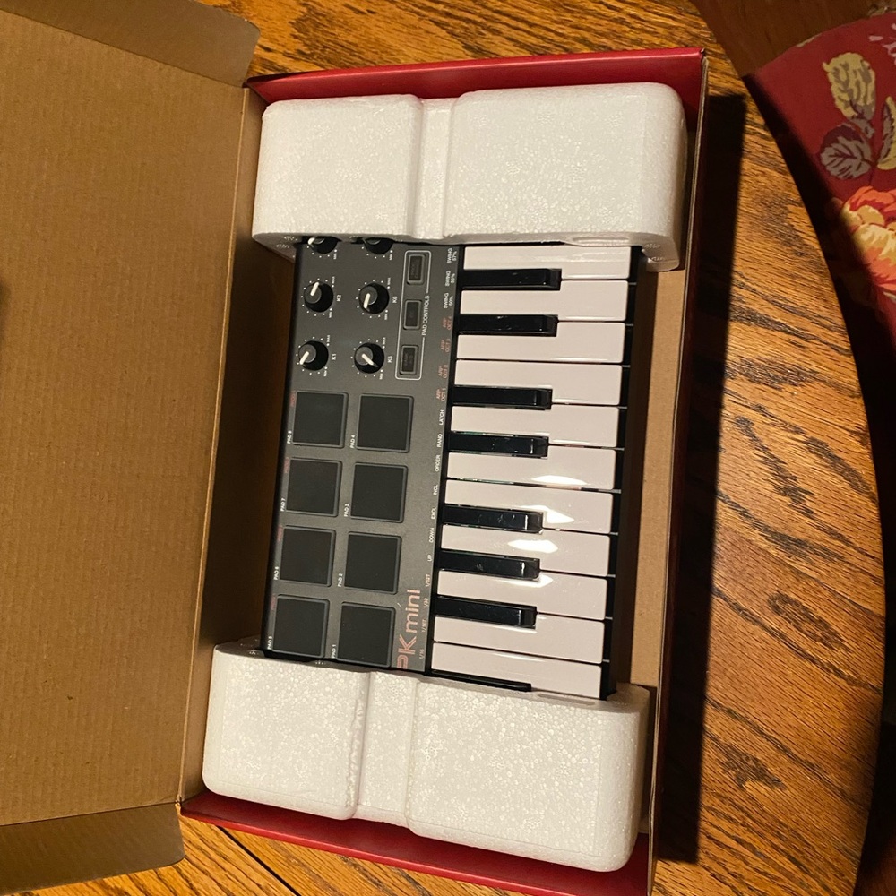 Akai MPK Mini Keyboard - Picture 4 of 5